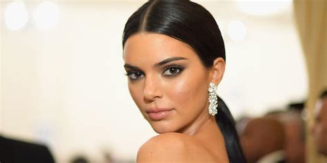 Kendall Jenner poses completely naked as she。